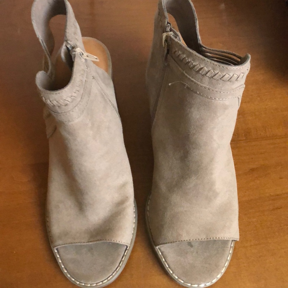 Universal Thread stack shoes